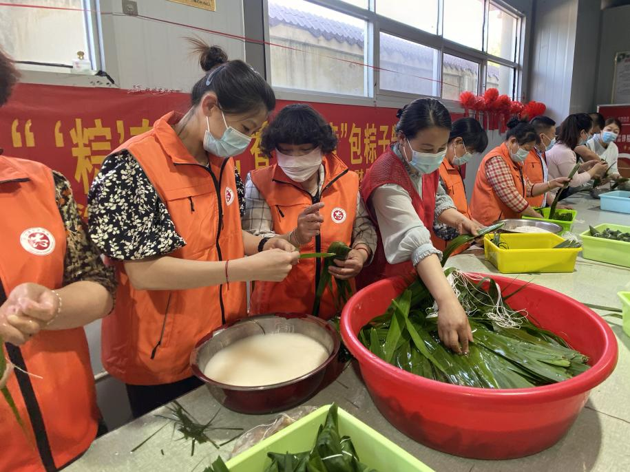 青口供電所黨支部聯(lián)合生產(chǎn)生活服務(wù)中心分會(huì)、黃沙坨社區(qū)，共同舉辦“悠悠艾草香 濃濃端午情”系列活動(dòng)。.png